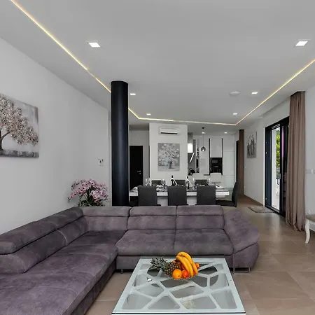 Ledjade Villa *